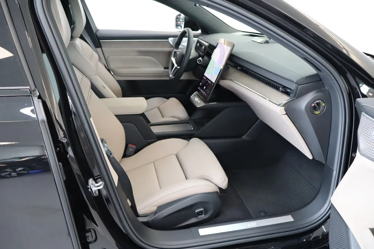 Twin Motor Ultra Launch Edition 106 kWh | 22" 5-Y-spaaks Glossy Black Diamond Cut | Achterstoelen verwarmd | Actieve luchtvering met FOUR-C