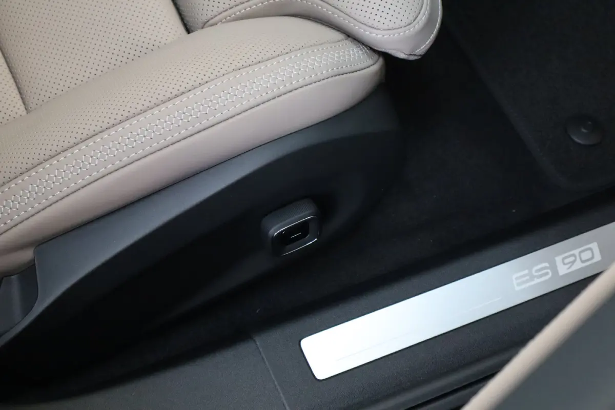 Twin Motor Ultra Launch Edition 106 kWh | 22" 5-Y-spaaks Glossy Black Diamond Cut | Achterstoelen verwarmd | Actieve luchtvering met FOUR-C