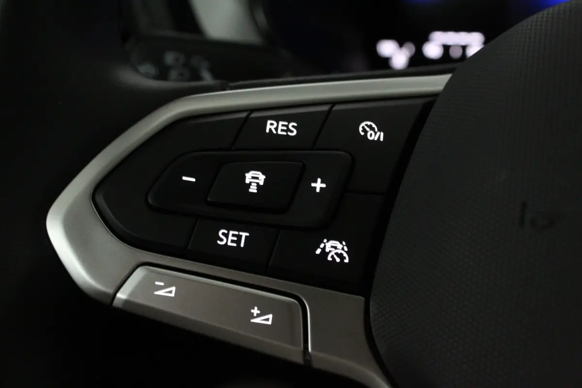 1.0 TSI Life Edition > Camera/ACC/Navi/Keyless/17inch...