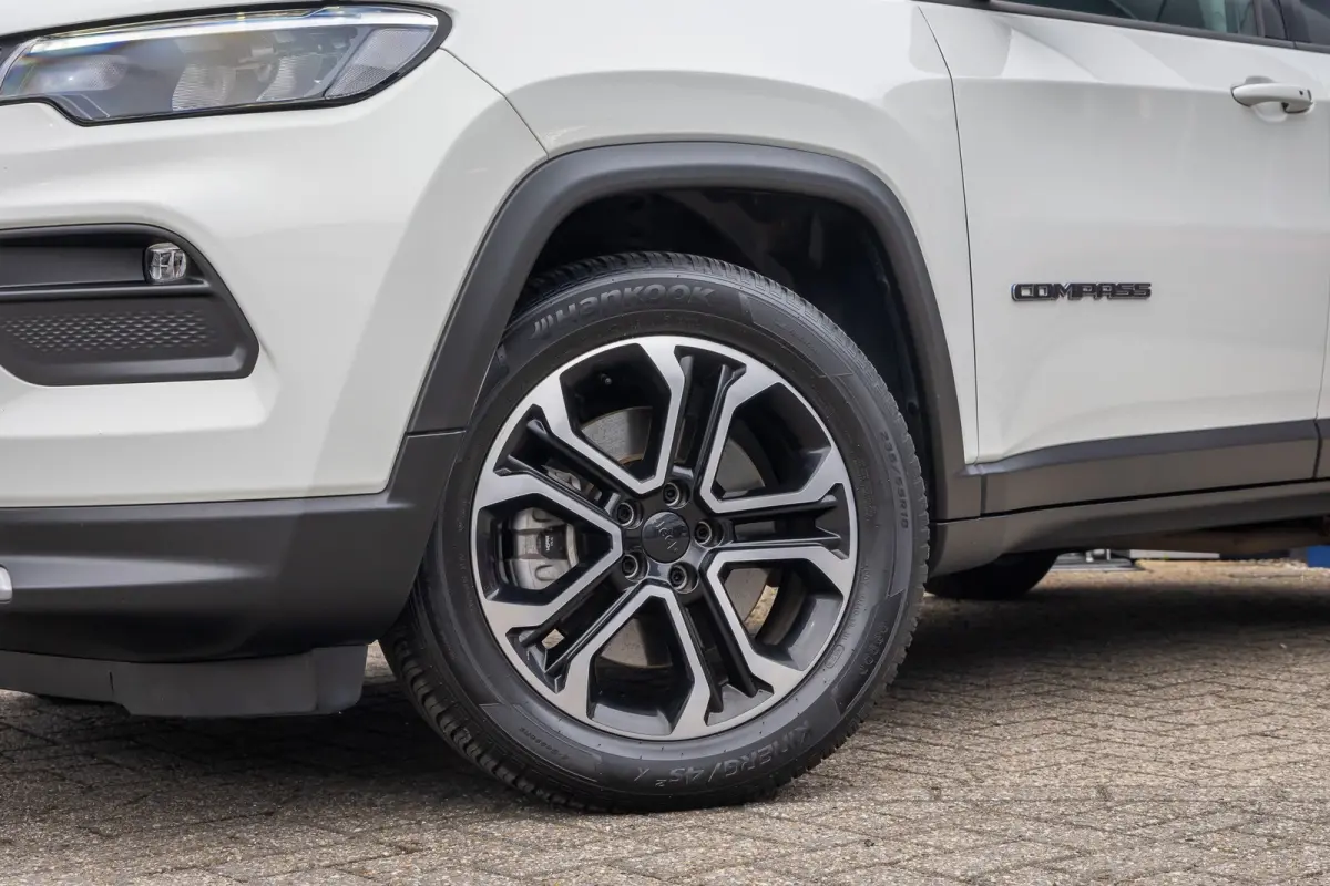4xe 240 Plug-in Hybrid Limited | Camera | Cruise adaptief | Apple Carplay/Android Auto | Elektrisch bedienbare achterklep met sensorsturing | Keyless entry/start | Navigatiesysteem | Achteru