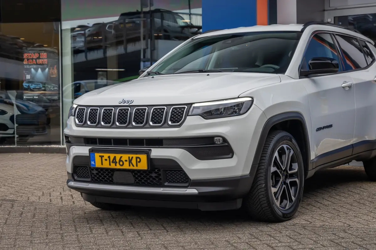 4xe 240 Plug-in Hybrid Limited | Camera | Cruise adaptief | Apple Carplay/Android Auto | Elektrisch bedienbare achterklep met sensorsturing | Keyless entry/start | Navigatiesysteem | Achteru