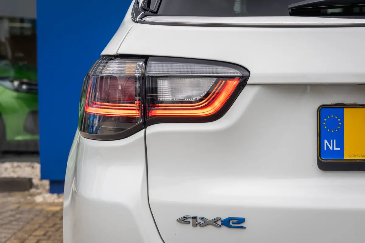 4xe 240 Plug-in Hybrid Limited | Camera | Cruise adaptief | Apple Carplay/Android Auto | Elektrisch bedienbare achterklep met sensorsturing | Keyless entry/start | Navigatiesysteem | Achteru