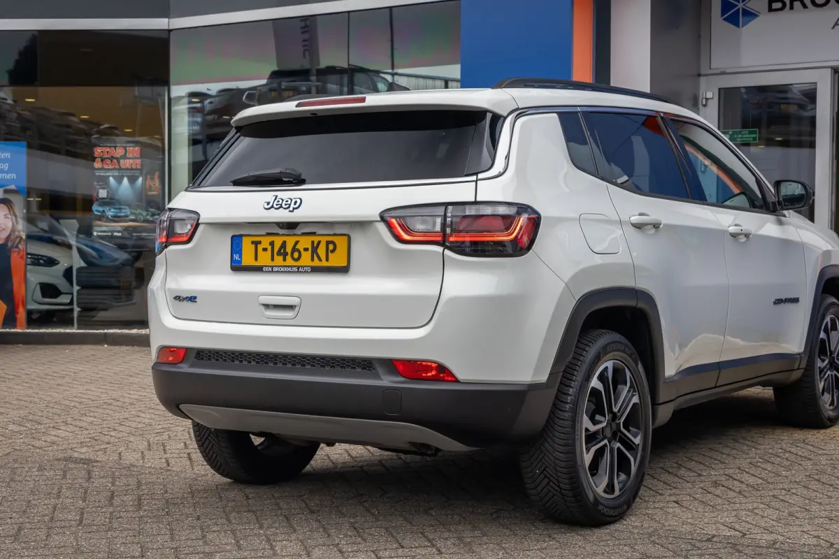 4xe 240 Plug-in Hybrid Limited | Camera | Cruise adaptief | Apple Carplay/Android Auto | Elektrisch bedienbare achterklep met sensorsturing | Keyless entry/start | Navigatiesysteem | Achteru