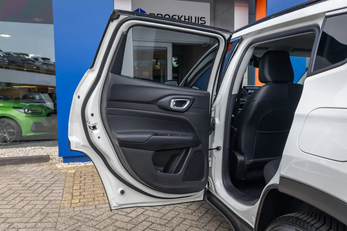 4xe 240 Plug-in Hybrid Limited | Camera | Cruise adaptief | Apple Carplay/Android Auto | Elektrisch bedienbare achterklep met sensorsturing | Keyless entry/start | Navigatiesysteem | Achteru