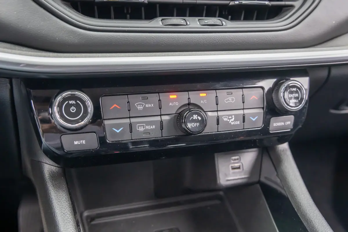 4xe 240 Plug-in Hybrid Limited | Camera | Cruise adaptief | Apple Carplay/Android Auto | Elektrisch bedienbare achterklep met sensorsturing | Keyless entry/start | Navigatiesysteem | Achteru