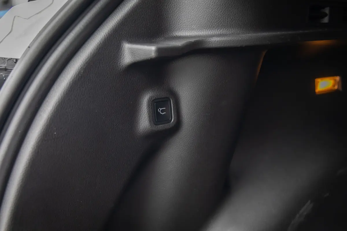 4xe 240 Plug-in Hybrid Limited | Camera | Cruise adaptief | Apple Carplay/Android Auto | Elektrisch bedienbare achterklep met sensorsturing | Keyless entry/start | Navigatiesysteem | Achteru