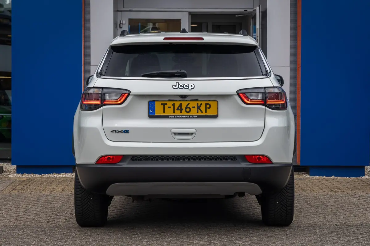 4xe 240 Plug-in Hybrid Limited | Camera | Cruise adaptief | Apple Carplay/Android Auto | Elektrisch bedienbare achterklep met sensorsturing | Keyless entry/start | Navigatiesysteem | Achteru