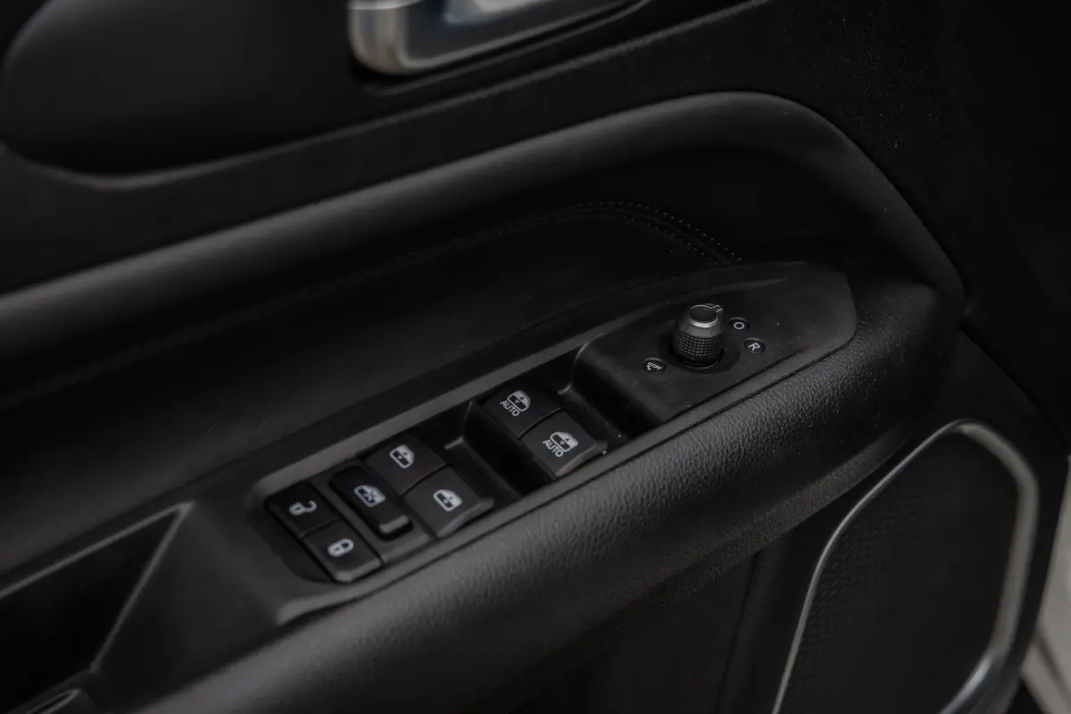4xe 240 Plug-in Hybrid Limited | Camera | Cruise adaptief | Apple Carplay/Android Auto | Elektrisch bedienbare achterklep met sensorsturing | Keyless entry/start | Navigatiesysteem | Achteru
