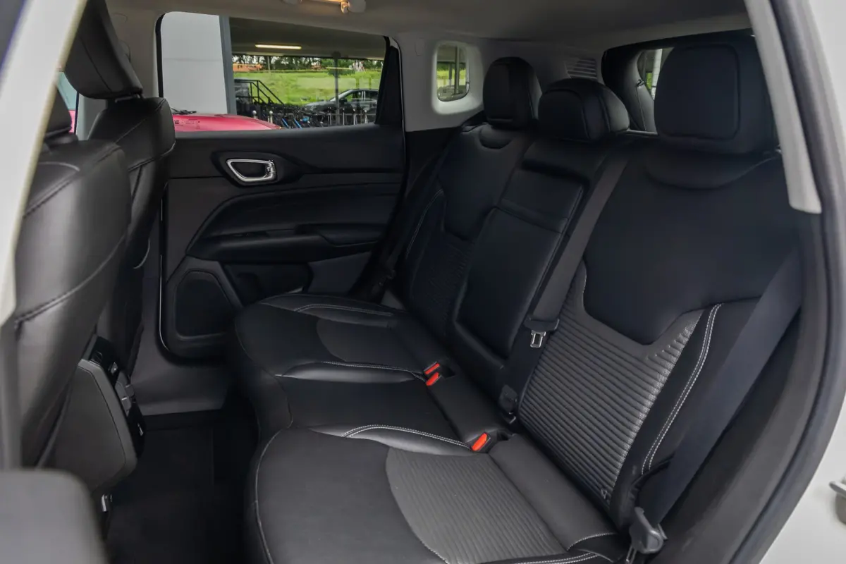 4xe 240 Plug-in Hybrid Limited | Camera | Cruise adaptief | Apple Carplay/Android Auto | Elektrisch bedienbare achterklep met sensorsturing | Keyless entry/start | Navigatiesysteem | Achteru