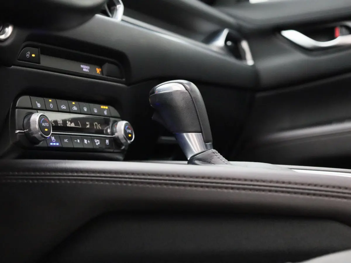 2.0 SkyActiv-G 165 Signature | SCHUIF-KANTELDAK | LEER | HEAD-UP | STOEL-STUURWIELVERWARMING | STOELVERKOELING | CAMERA | NAVIGATIE | BOSE AUDIO