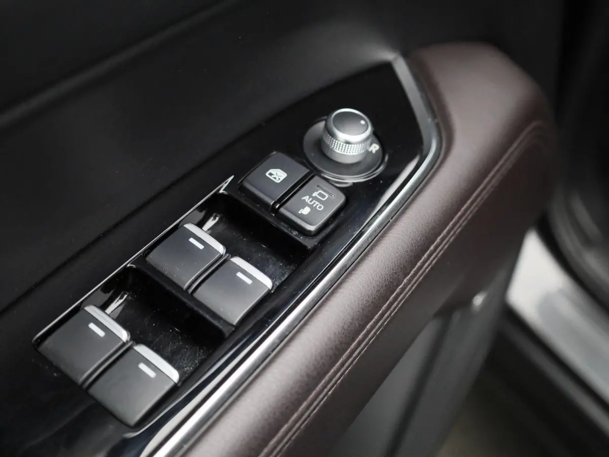 2.0 SkyActiv-G 165 Signature | SCHUIF-KANTELDAK | LEER | HEAD-UP | STOEL-STUURWIELVERWARMING | STOELVERKOELING | CAMERA | NAVIGATIE | BOSE AUDIO