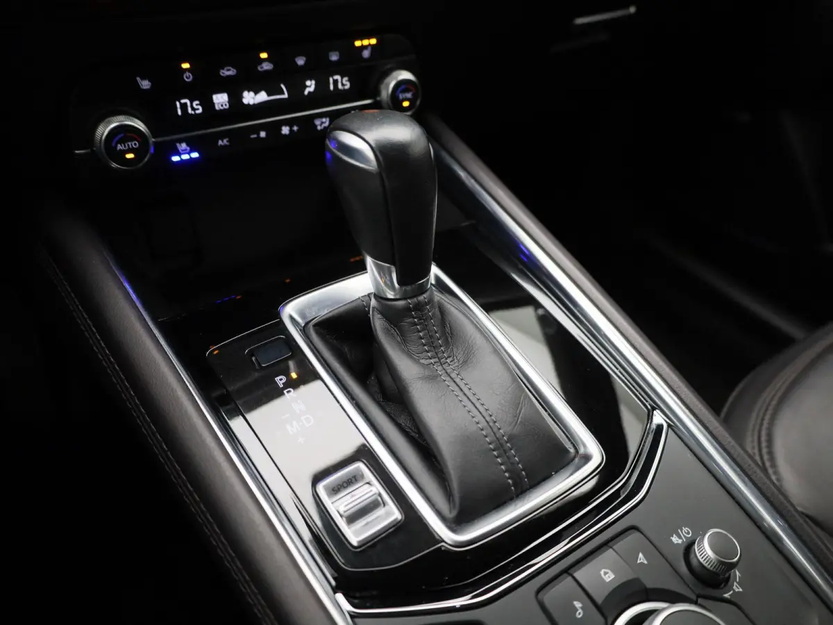 2.0 SkyActiv-G 165 Signature | SCHUIF-KANTELDAK | LEER | HEAD-UP | STOEL-STUURWIELVERWARMING | STOELVERKOELING | CAMERA | NAVIGATIE | BOSE AUDIO