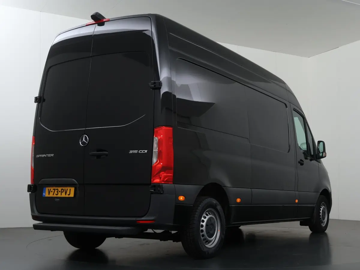 315 CDI L2 H2 FWD | Airco | Standverwarming | Achteruitrijcamera | Trekhaakvoorbereiding | Zijwindassistent | Comfort Bestuurdersstoel en Bijrijdersbank | Geen Zijschuifdeuren | Achterdeuren