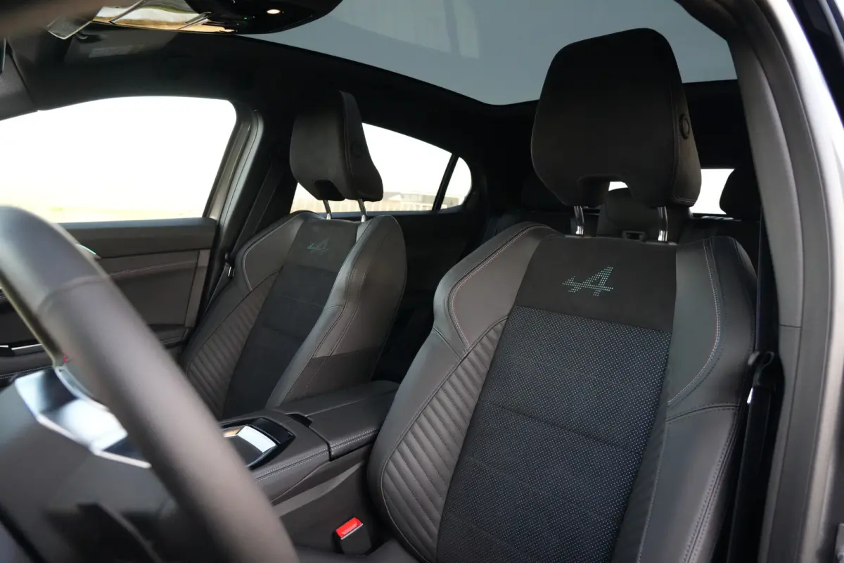 1.2 E-Tech 4x4 Plug-in Hybrid 300 Esprit Alpine | 300 PK | Panoramadak | Matrix LED | Head-up display | Trekhaak | Renault Rafale Esprit Alpine met 300 PK plug-in hybride aandrijving, voorzi