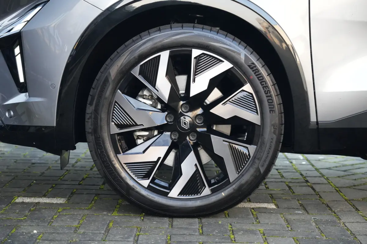1.2 E-Tech 4x4 Plug-in Hybrid 300 Esprit Alpine | 300 PK | Panoramadak | Matrix LED | Head-up display | Trekhaak | Renault Rafale Esprit Alpine met 300 PK plug-in hybride aandrijving, voorzi