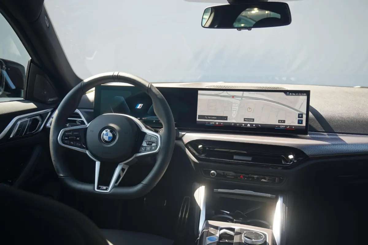 eDrive40 M Sport Pro | Schuif-/kanteldak | M Sportstoelen | Active Cruise Control | Harman Kardon | Elektrische stoelen met geheugen