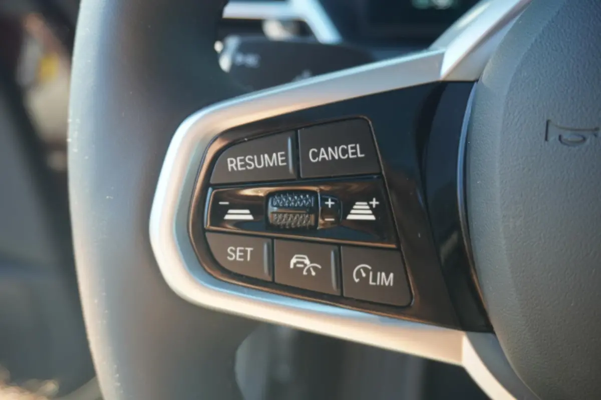 eDrive40 M Sport Pro | Schuif-/kanteldak | M Sportstoelen | Active Cruise Control | Harman Kardon | Elektrische stoelen met geheugen