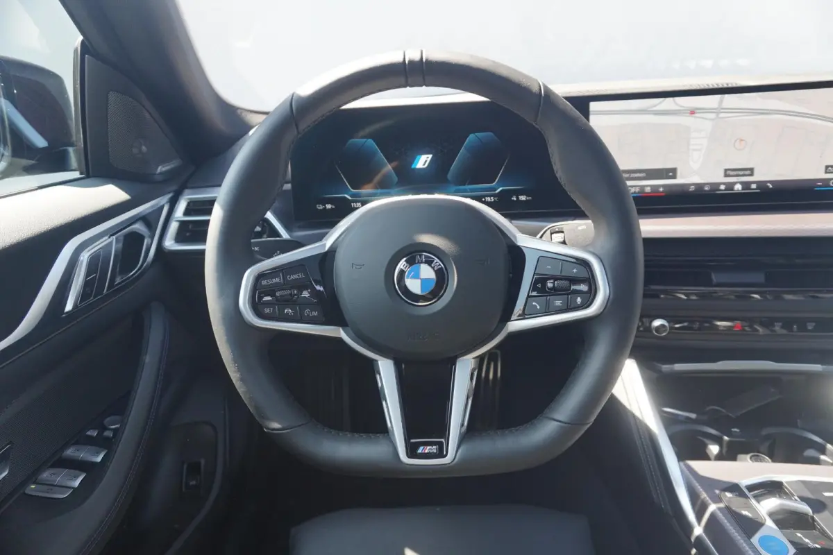 eDrive40 M Sport Pro | Schuif-/kanteldak | M Sportstoelen | Active Cruise Control | Harman Kardon | Elektrische stoelen met geheugen