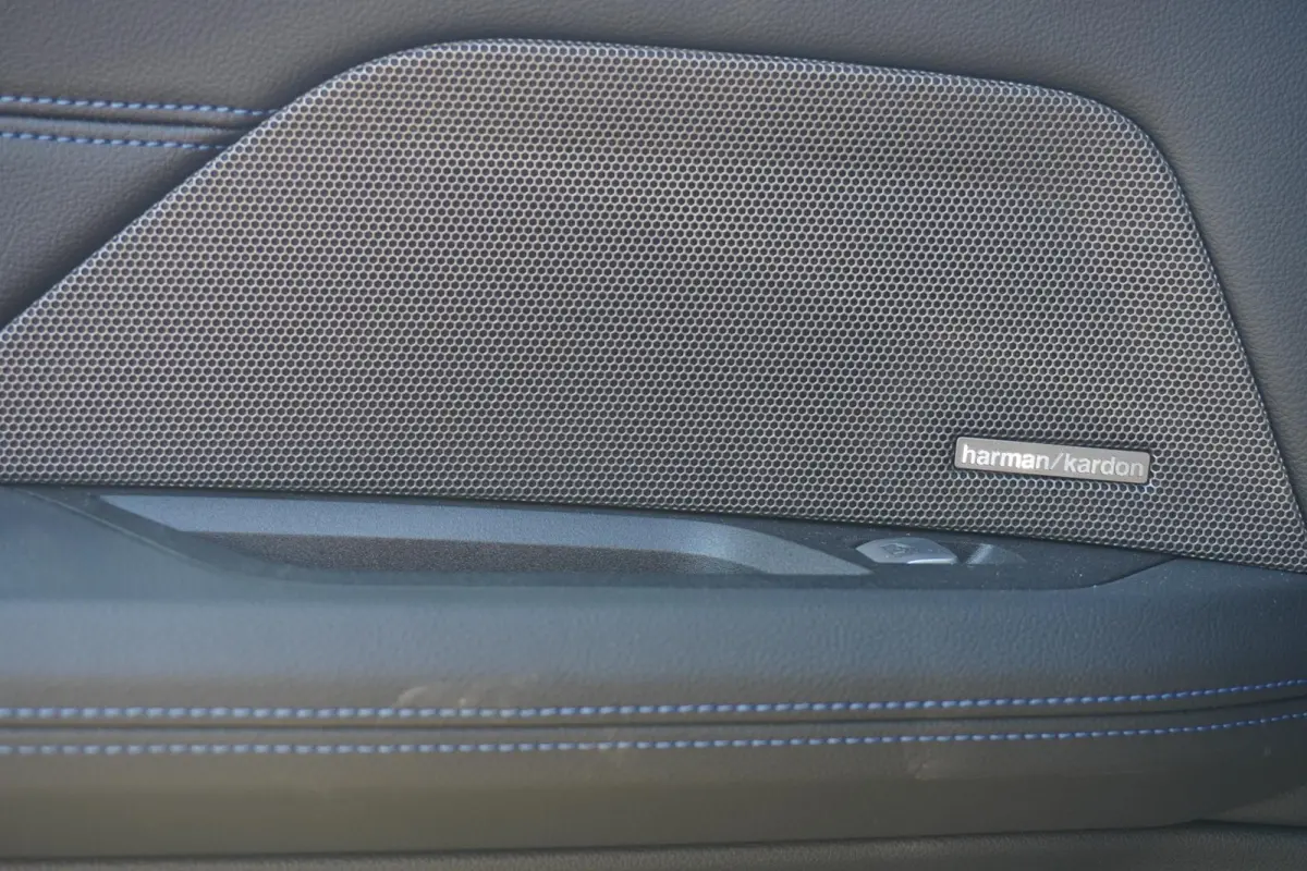 eDrive40 M Sport Pro | Schuif-/kanteldak | M Sportstoelen | Active Cruise Control | Harman Kardon | Elektrische stoelen met geheugen