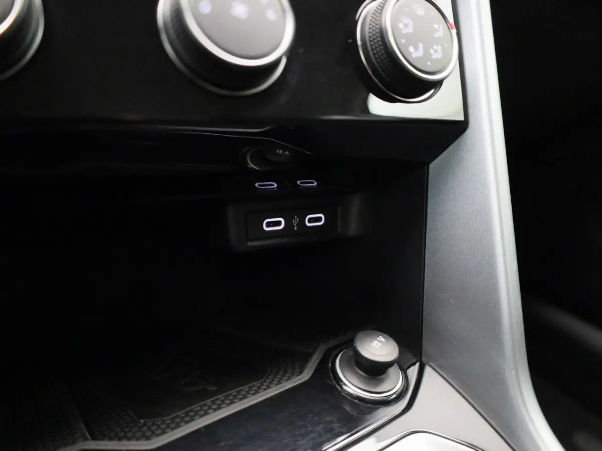 1.0 TSI Life 110 PK| Origineel Nederlands | Navigatie | Achteruitrijcamera | Digitale Cockpit Pro | Parkeersensoren | Privacy Glas