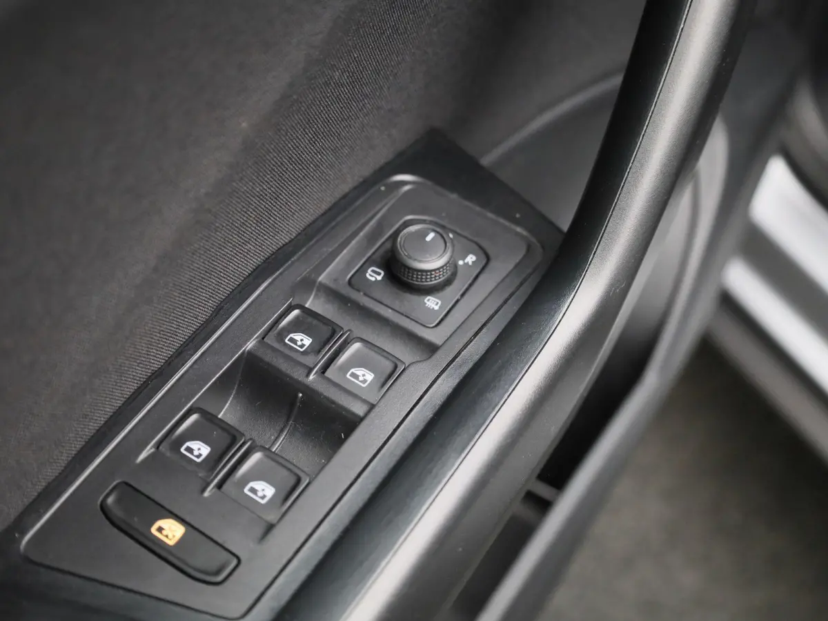 1.0 TSI Life 110 PK| Origineel Nederlands | Navigatie | Achteruitrijcamera | Digitale Cockpit Pro | Parkeersensoren | Privacy Glas