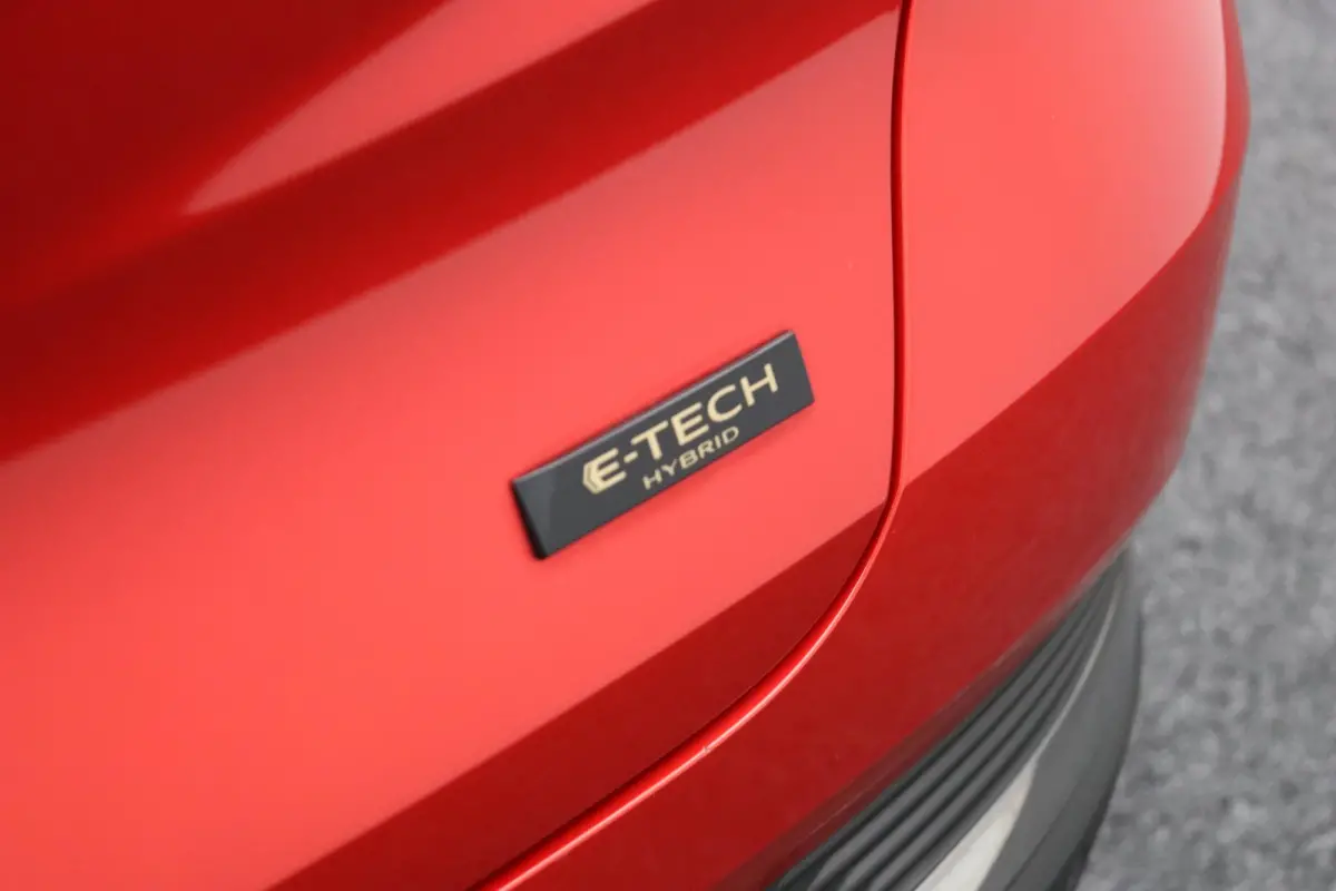 1.6 E-Tech full hybrid 145 techno | Cruise Control | Climate Control | Schuif/kanteldak | Licht Metalen Velgen | Half Lederen Bekleding | PDC sensoren voor/achter | Navigatie Systeem |