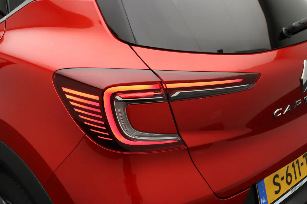 1.6 E-Tech full hybrid 145 techno | Cruise Control | Climate Control | Schuif/kanteldak | Licht Metalen Velgen | Half Lederen Bekleding | PDC sensoren voor/achter | Navigatie Systeem |