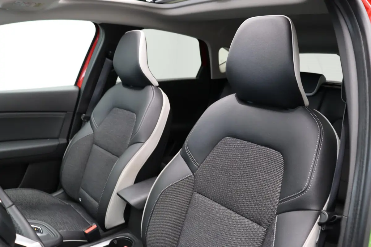 1.6 E-Tech full hybrid 145 techno | Cruise Control | Climate Control | Schuif/kanteldak | Licht Metalen Velgen | Half Lederen Bekleding | PDC sensoren voor/achter | Navigatie Systeem |