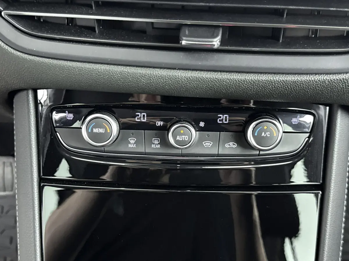 1.2 130pk Turbo GS Line | Automaat | Lichtmetalen velgen | Stoelverwarming | Camera | Navigatie |