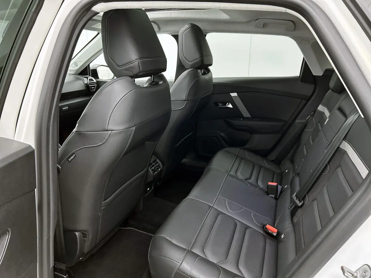 1.2 Shine | Panoramisch Schuif/Kantel Dak |  Lederen Bekleding | Stoelverwarming | Adaptieve Cruise Control | Achteruitrij Camera |