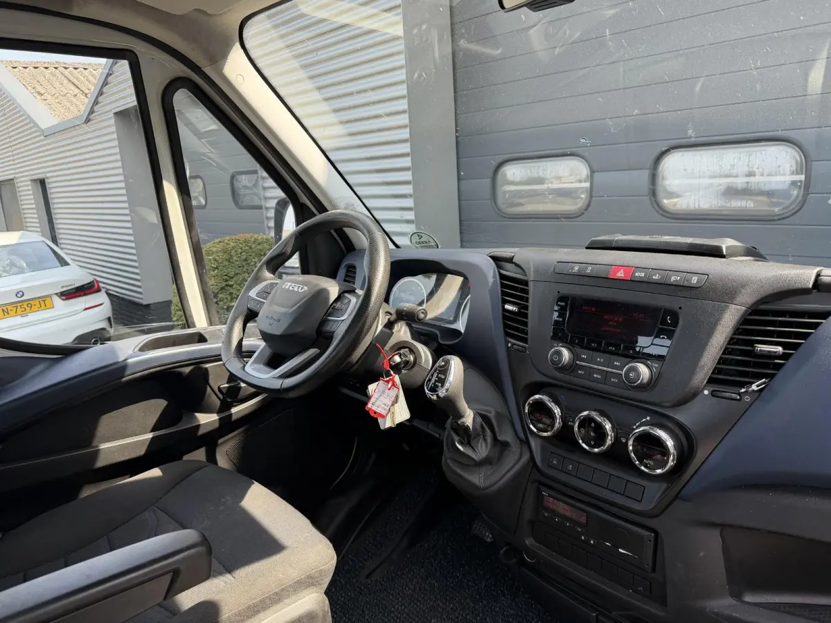 35C18H 3.0 410 Oprijwagen | 180 PK | Trekhaak | Dubbel Lucht | Tachograaf | Lier | DAB | Climate Control |