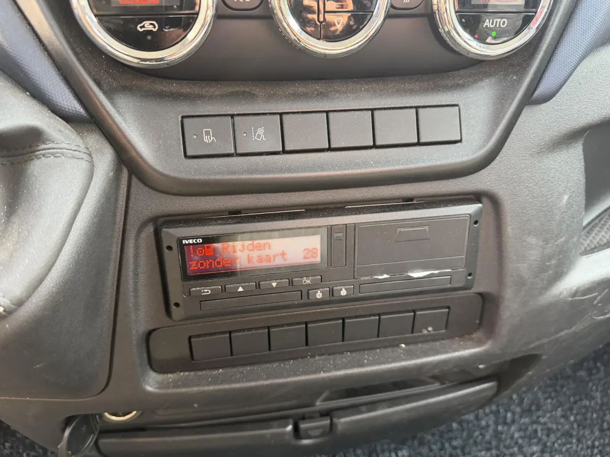 35C18H 3.0 410 Oprijwagen | 180 PK | Trekhaak | Dubbel Lucht | Tachograaf | Lier | DAB | Climate Control |