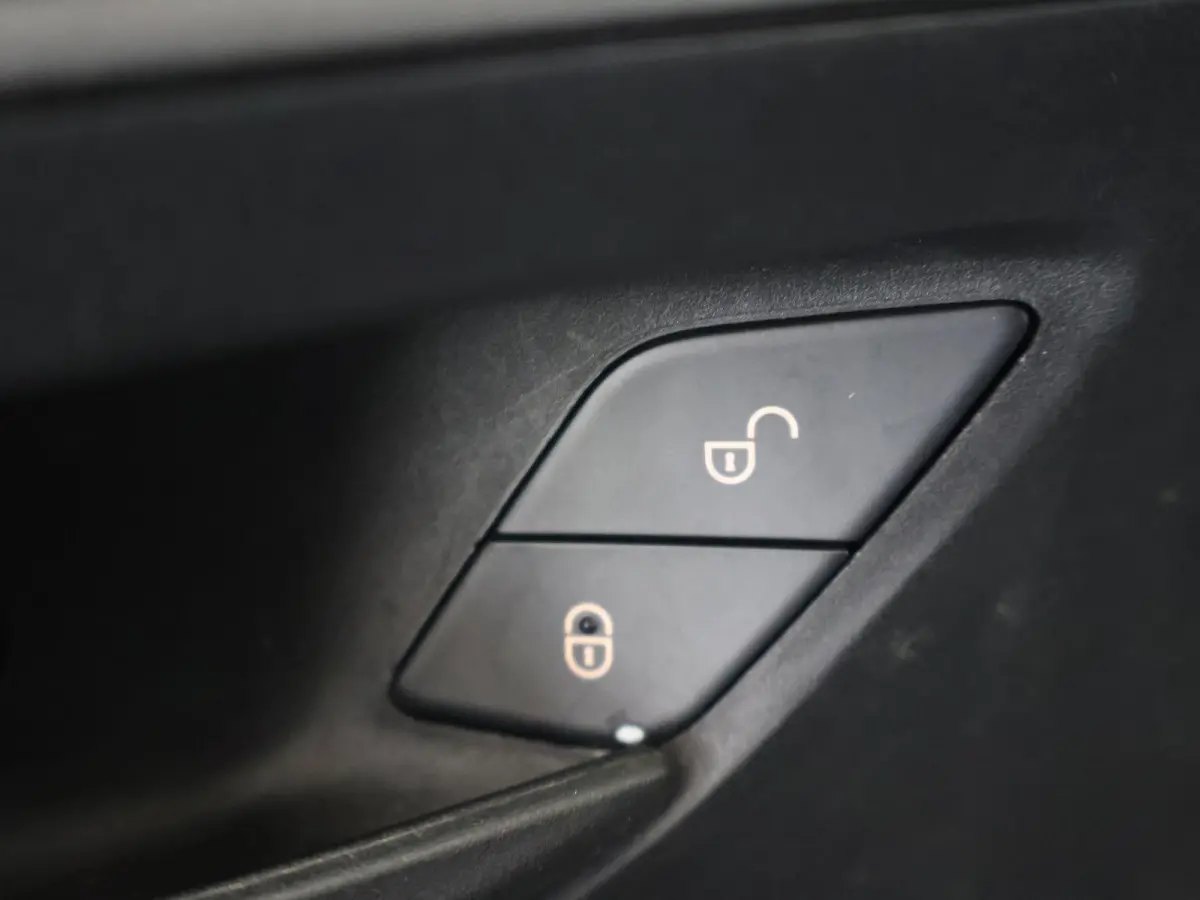 114 CDI L1 | Parkeerpakket met Achteruitrijcamera | Spiegelpakket | Klasse 3 Alarm | Stoelverwarming | Bestuurdersstoel Comfort | Cruisecontrol | Achterdeuren 270° | Certified |