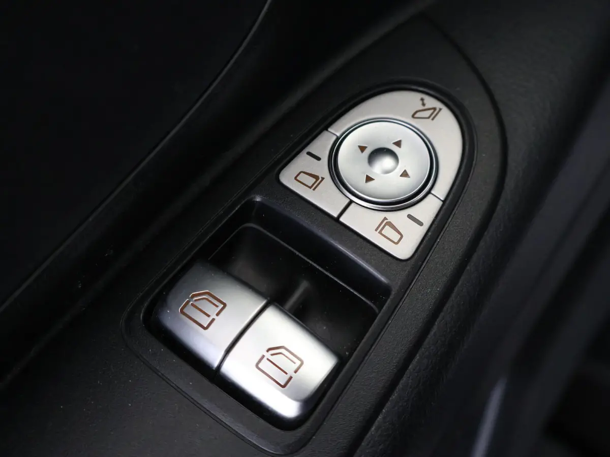 114 CDI L1 | Parkeerpakket met Achteruitrijcamera | Spiegelpakket | Klasse 3 Alarm | Stoelverwarming | Bestuurdersstoel Comfort | Cruisecontrol | Achterdeuren 270° | Certified |