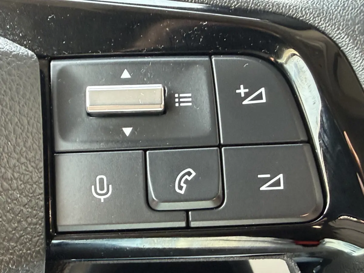 100pk L2 1000kg (Laadruimte betimmering - Camera - Airco - Navigatie - Parkeersensoren V+A - Digitale spiegel - Moduwork - Apple Carplay)