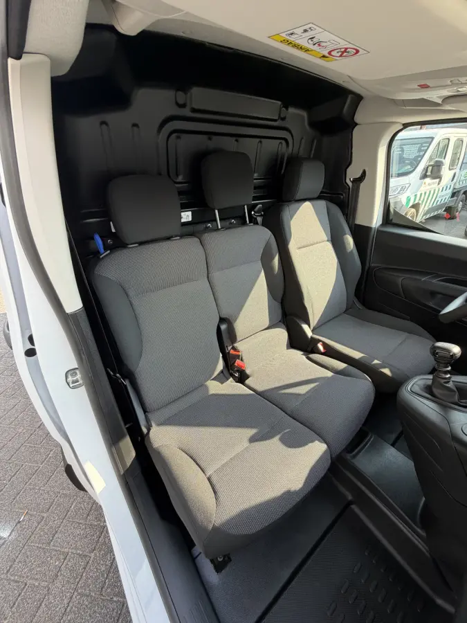 100pk L2 1000kg (Laadruimte betimmering - Camera - Airco - Navigatie - Parkeersensoren V+A - Digitale spiegel - Moduwork - Apple Carplay)
