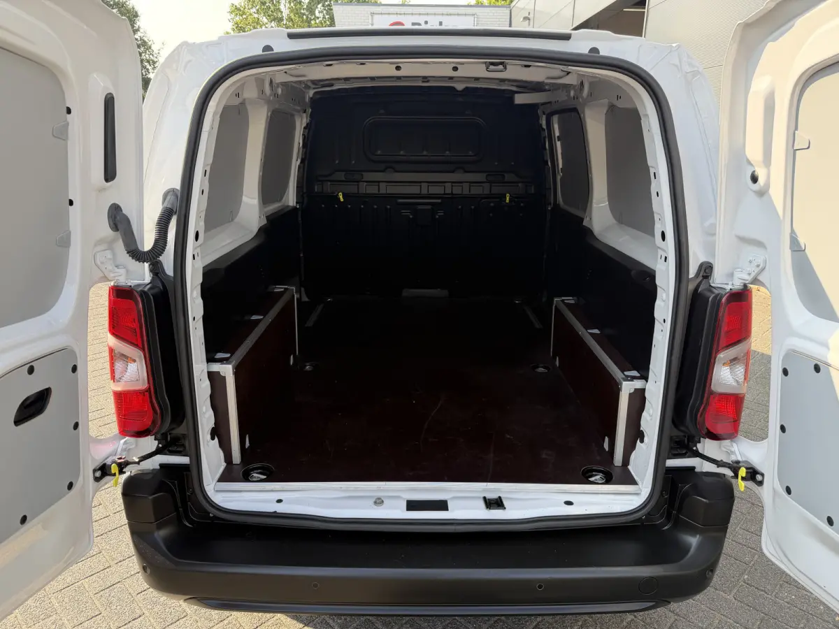 100pk L2 1000kg (Laadruimte betimmering - Camera - Airco - Navigatie - Parkeersensoren V+A - Digitale spiegel - Moduwork - Apple Carplay)