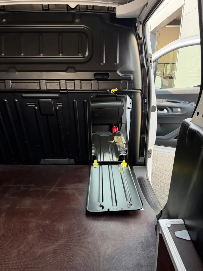 100pk L2 1000kg (Laadruimte betimmering - Camera - Airco - Navigatie - Parkeersensoren V+A - Digitale spiegel - Moduwork - Apple Carplay)