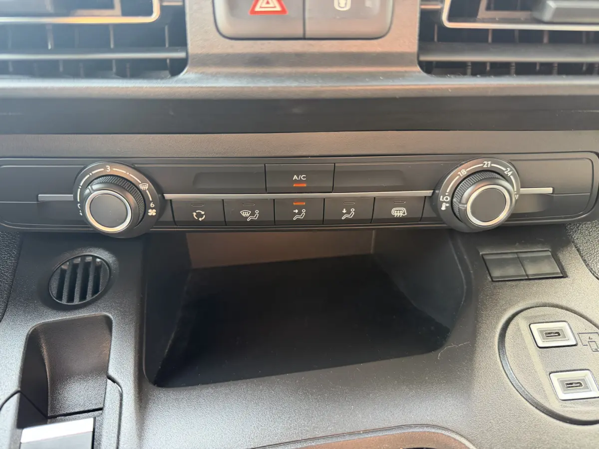 100pk L2 1000kg (Laadruimte betimmering - Camera - Airco - Navigatie - Parkeersensoren V+A - Digitale spiegel - Moduwork - Apple Carplay)