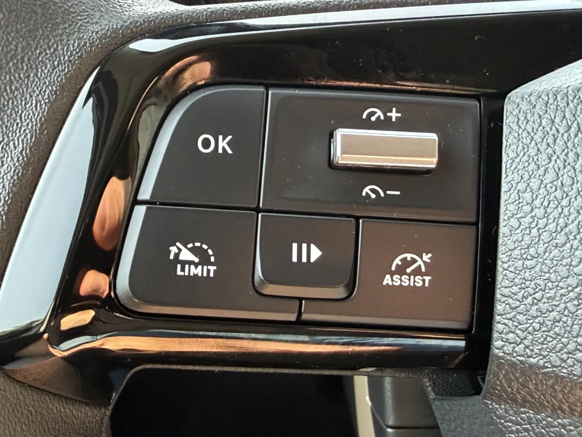 100pk L2 1000kg (Laadruimte betimmering - Camera - Airco - Navigatie - Parkeersensoren V+A - Digitale spiegel - Moduwork - Apple Carplay)