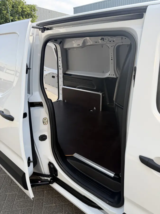 100pk L2 1000kg (Laadruimte betimmering - Camera - Airco - Navigatie - Parkeersensoren V+A - Digitale spiegel - Moduwork - Apple Carplay)