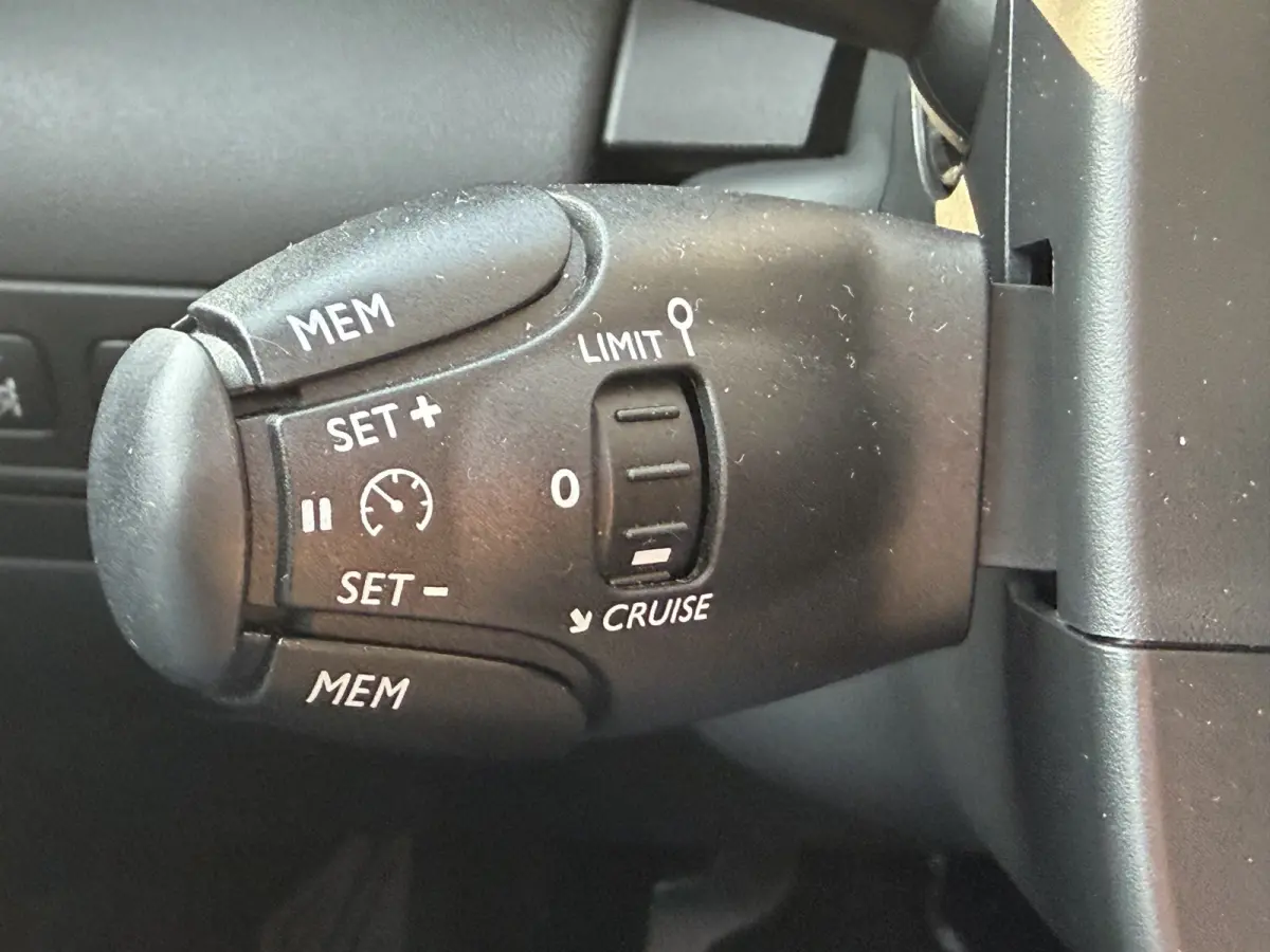 110pk Shine (Elektrisch Schuifdak - trekhaak - Camera - Parkeersensoren V+A - Automatische Airco - Navigatie - Apple carplay)