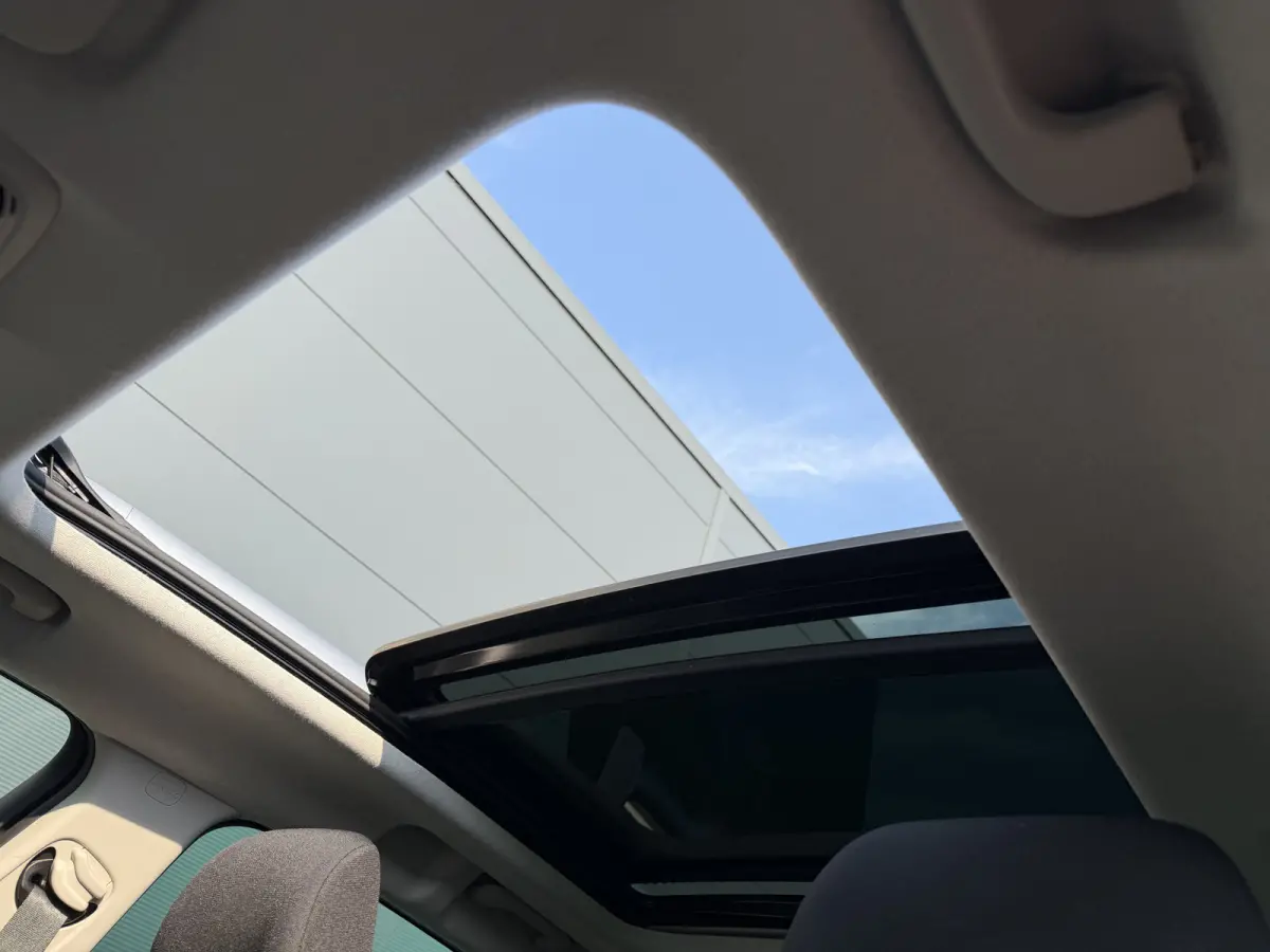 110pk Shine (Elektrisch Schuifdak - trekhaak - Camera - Parkeersensoren V+A - Automatische Airco - Navigatie - Apple carplay)