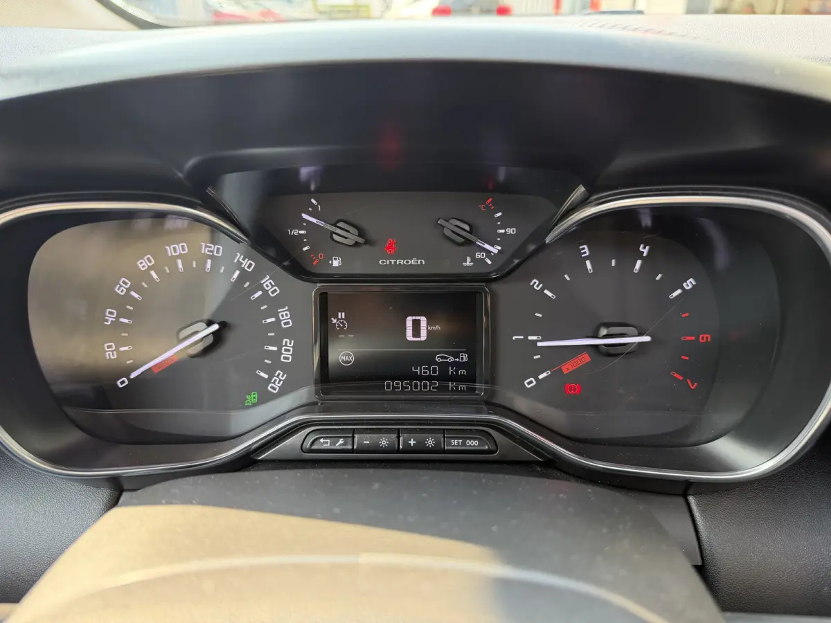 110pk Shine (Elektrisch Schuifdak - trekhaak - Camera - Parkeersensoren V+A - Automatische Airco - Navigatie - Apple carplay)