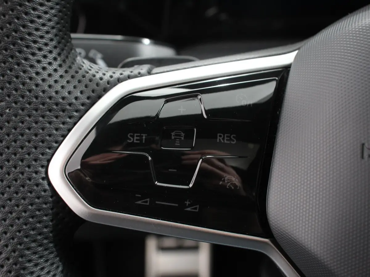 1.5 eTSI DSG R-Line Panorama dak Navigatie Apple Carplay/Android Auto Climate Control Camera Dab Extra Getint Glas Adaptive Cruise Control Virtual Cockpit Lichtmetalen Velgen