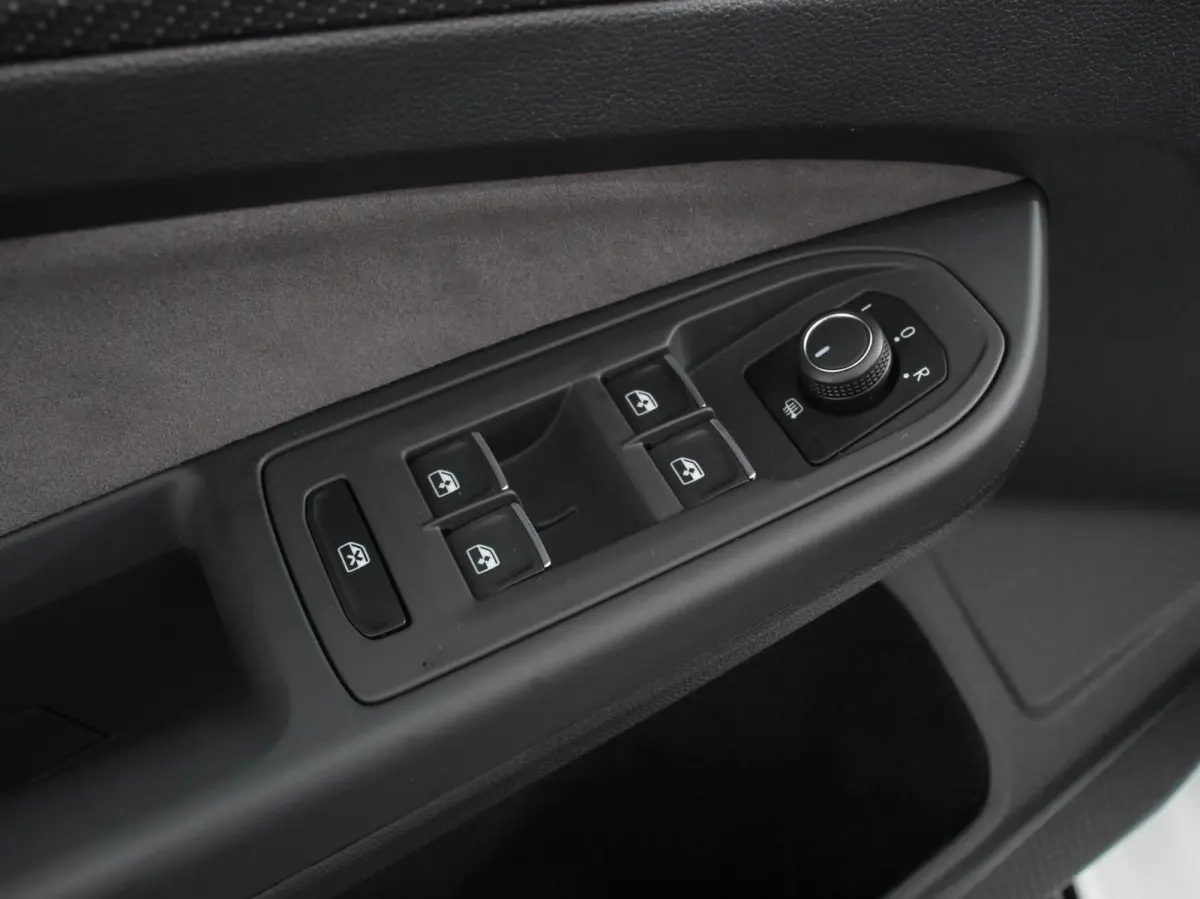1.5 eTSI DSG R-Line Panorama dak Navigatie Apple Carplay/Android Auto Climate Control Camera Dab Extra Getint Glas Adaptive Cruise Control Virtual Cockpit Lichtmetalen Velgen