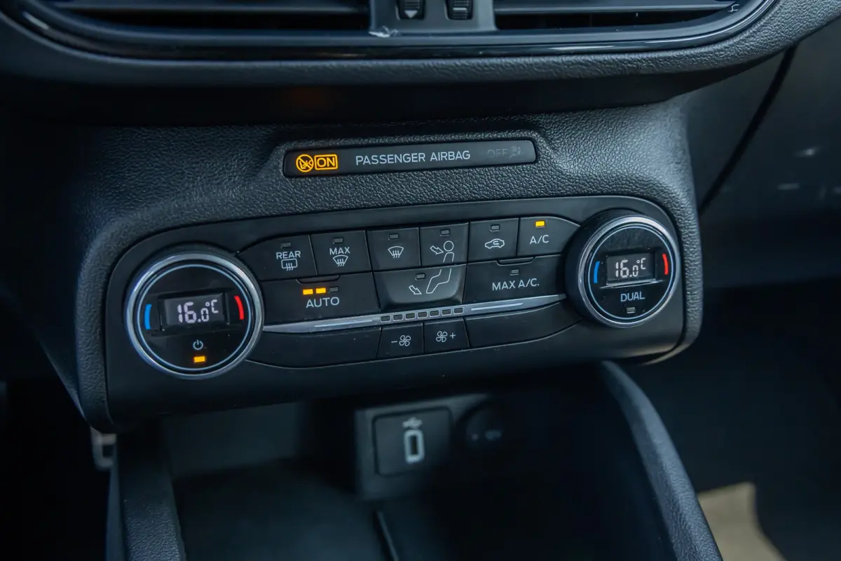 1.0 EcoBoost ST Line Business | Apple Carplay/Android Auto | Cruise control | lane Assist | Parkeersensoren Voor / Achter | Airco automatisch | Airco (automatisch) | Apple Carplay/Android Au