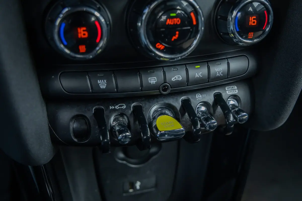 Camden Edition 33 kWh | Apple Carplay/Android Auto | Parkeersensoren | FULL Led | Navi | Lederen Bekleding | Afwijkende dakkleur | Airco (automatisch) | Apple Carplay/Android Auto|telefoonin