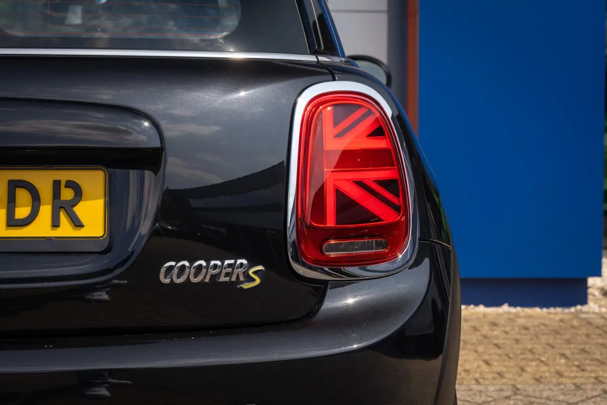 Camden Edition 33 kWh | Apple Carplay/Android Auto | Parkeersensoren | FULL Led | Navi | Lederen Bekleding | Afwijkende dakkleur | Airco (automatisch) | Apple Carplay/Android Auto|telefoonin