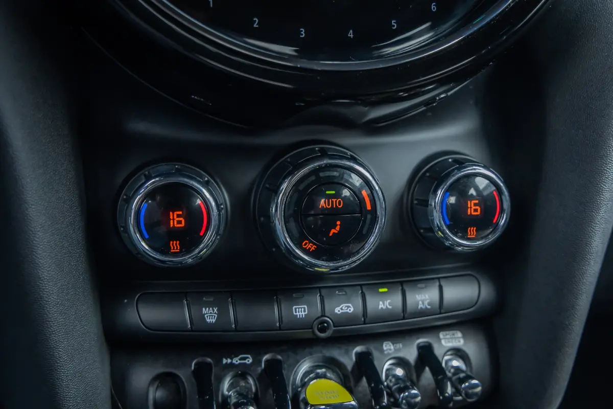 Camden Edition 33 kWh | Apple Carplay/Android Auto | Parkeersensoren | FULL Led | Navi | Lederen Bekleding | Afwijkende dakkleur | Airco (automatisch) | Apple Carplay/Android Auto|telefoonin